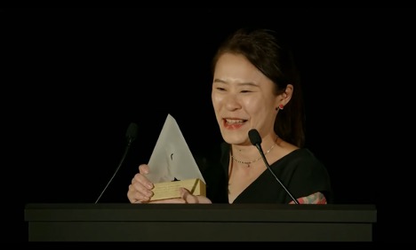 Birdy giving her acceptance speech.